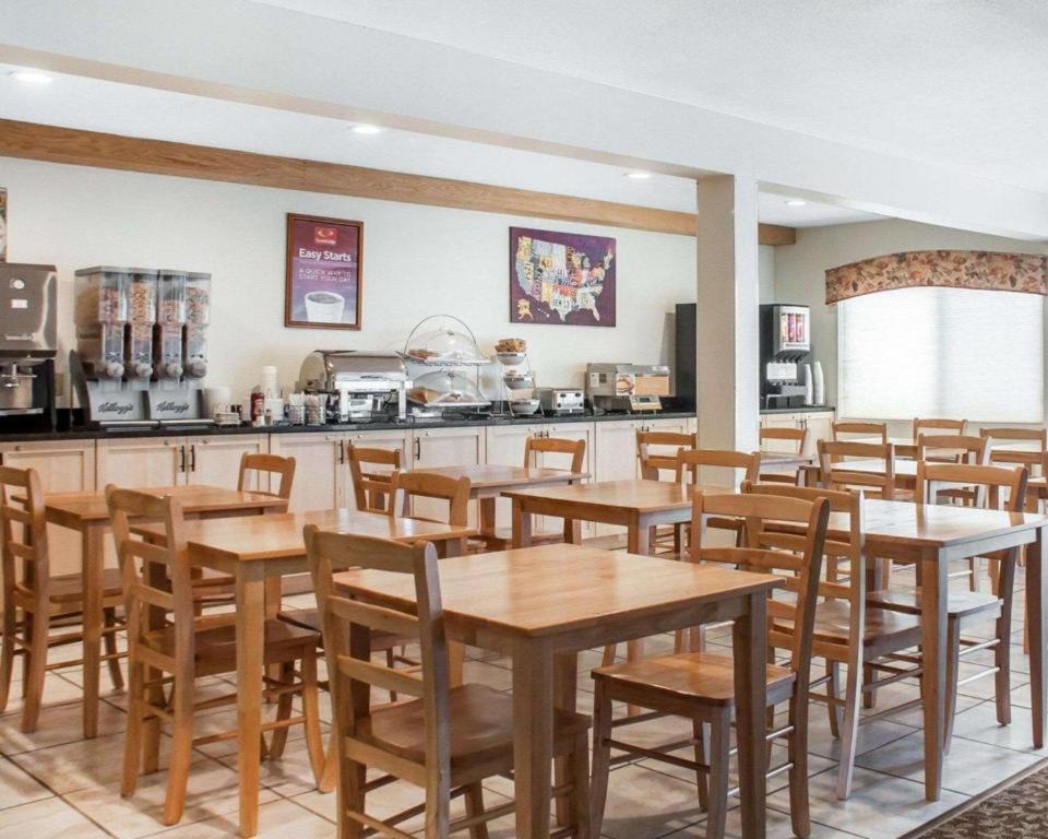 Econo Lodge Итака Екстериор снимка
