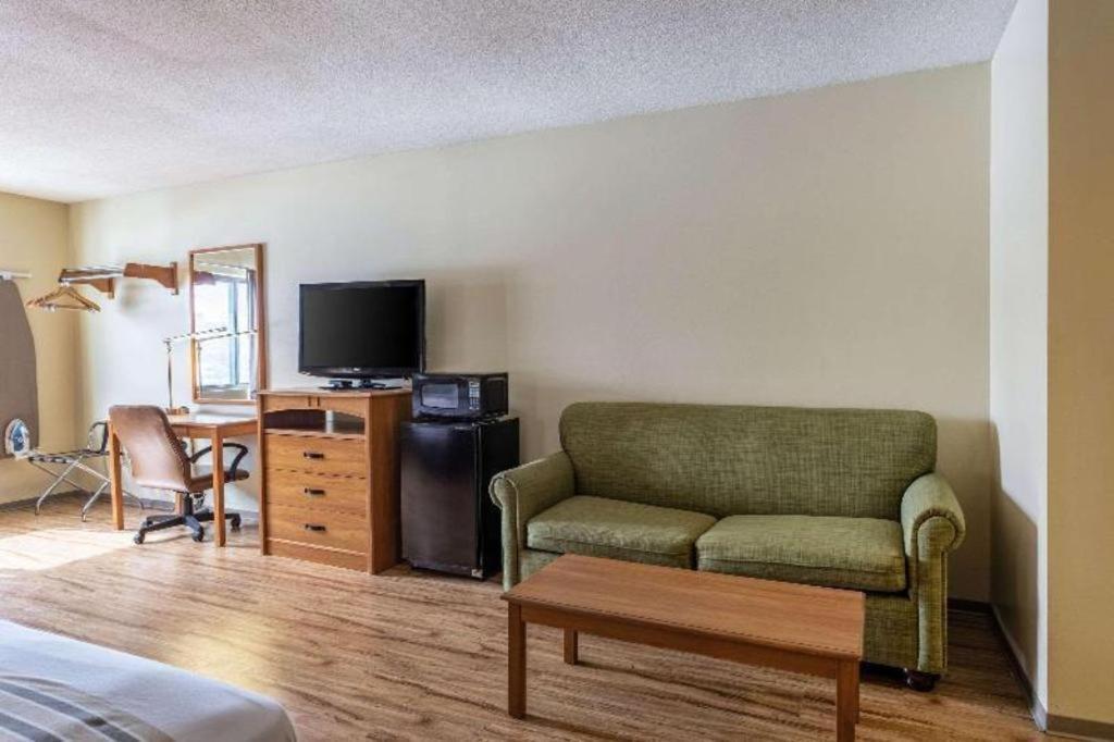 Econo Lodge Итака Екстериор снимка