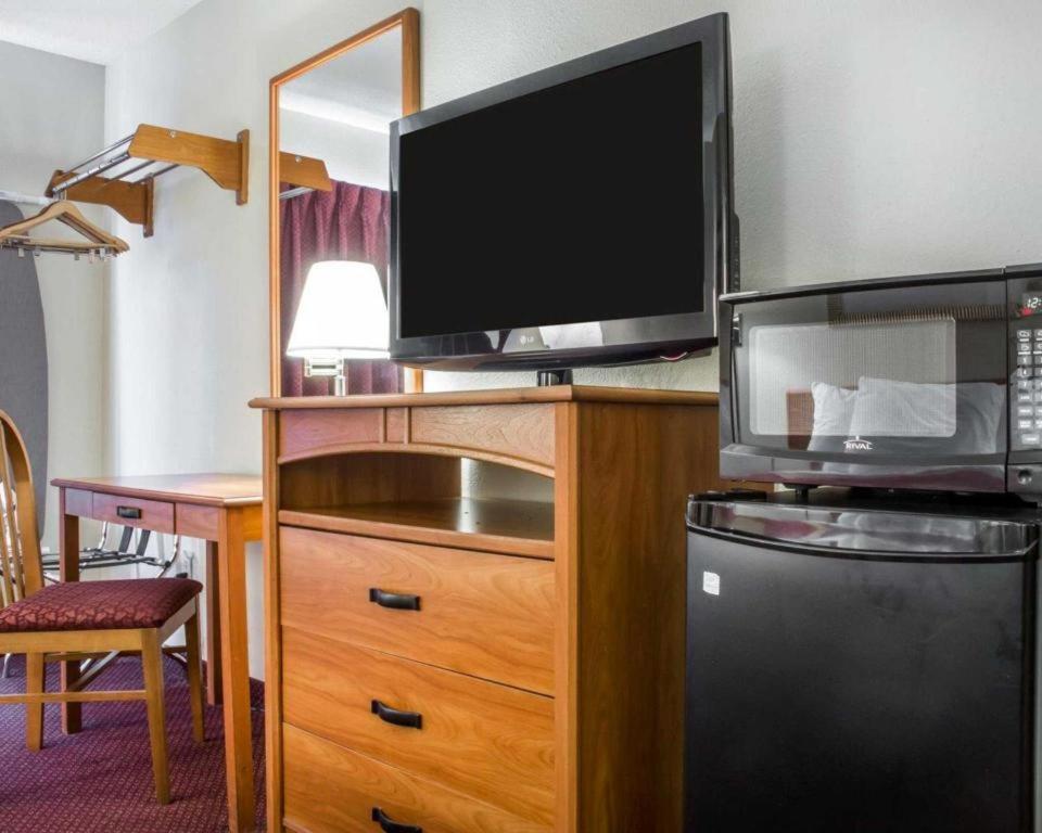 Econo Lodge Итака Екстериор снимка