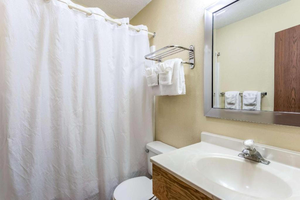 Econo Lodge Итака Екстериор снимка