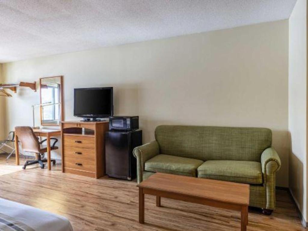 Econo Lodge Итака Екстериор снимка