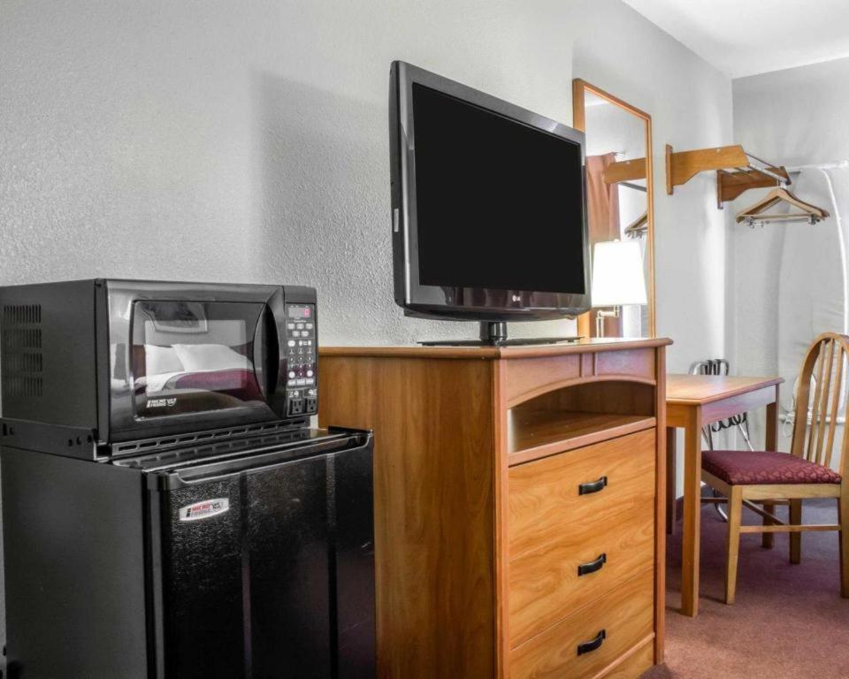 Econo Lodge Итака Екстериор снимка
