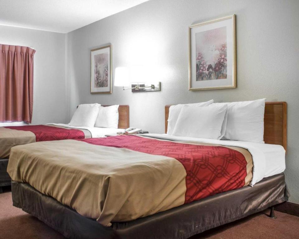 Econo Lodge Итака Екстериор снимка