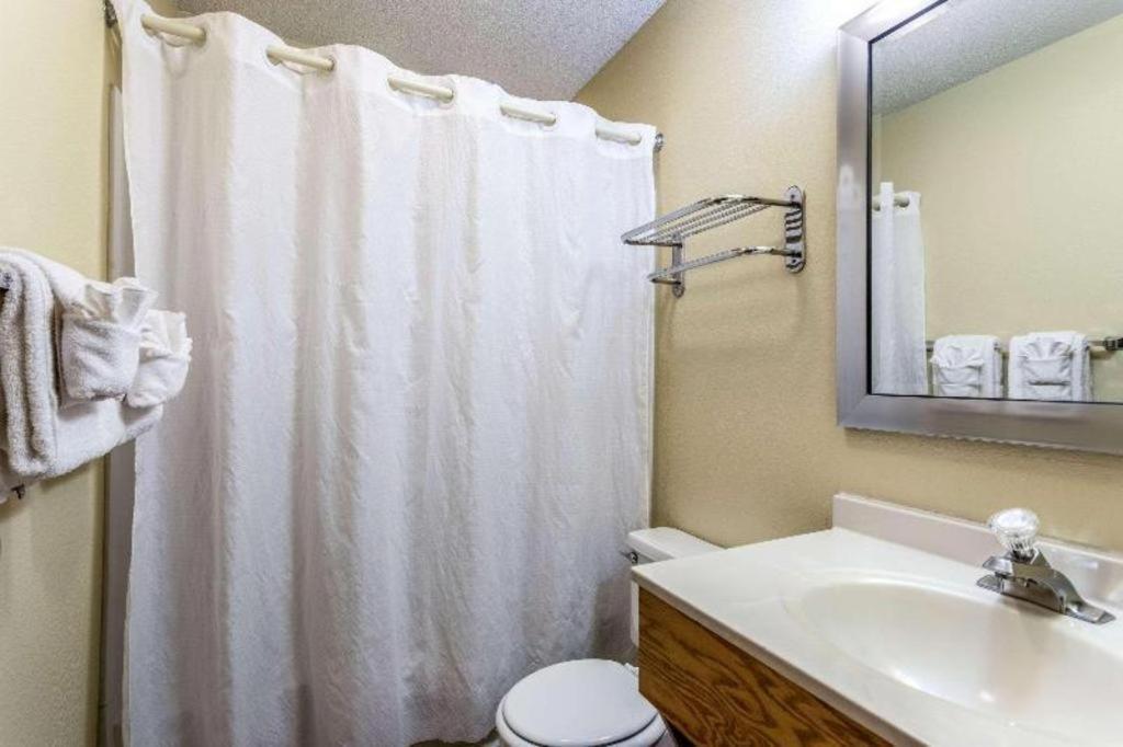 Econo Lodge Итака Екстериор снимка