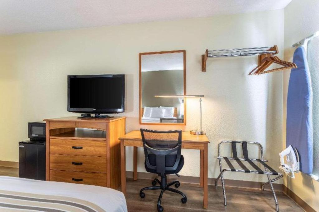 Econo Lodge Итака Екстериор снимка