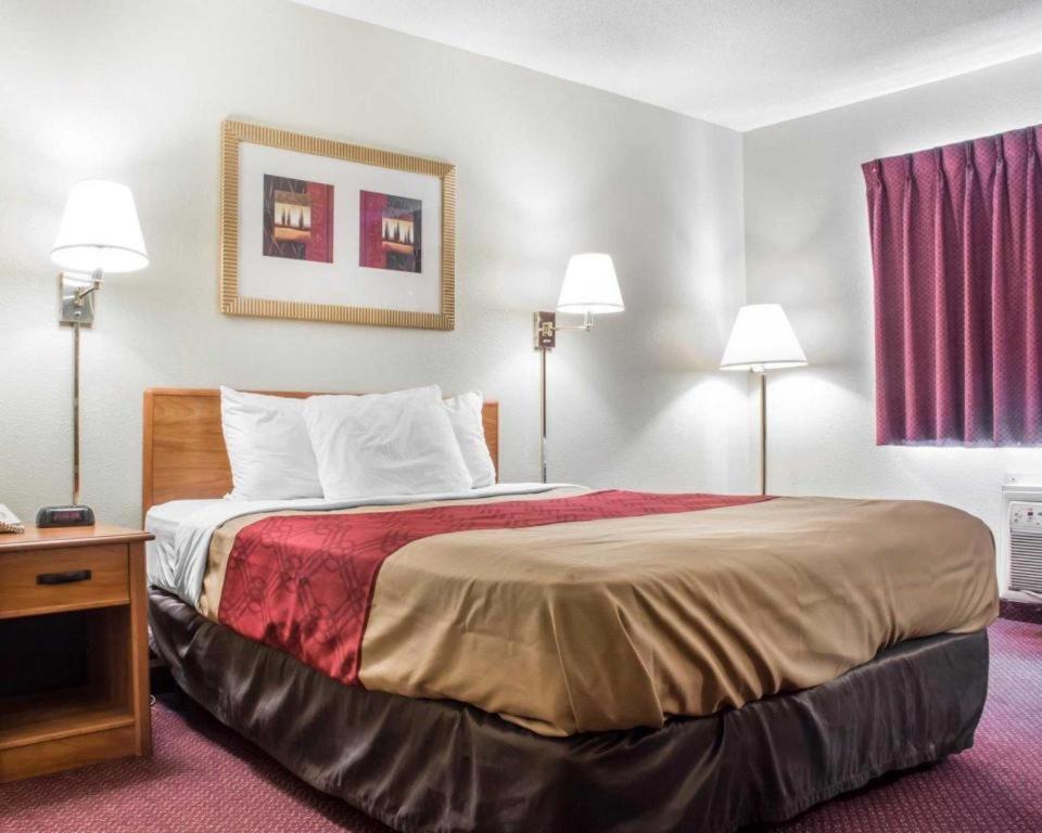 Econo Lodge Итака Екстериор снимка