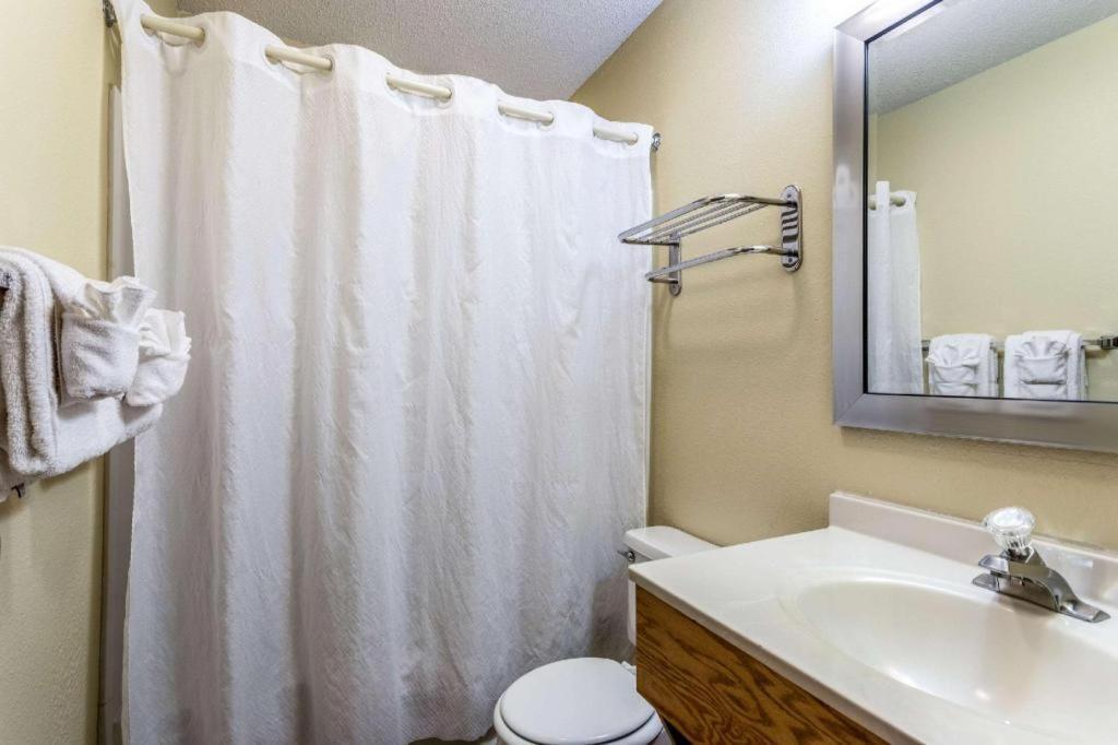 Econo Lodge Итака Екстериор снимка