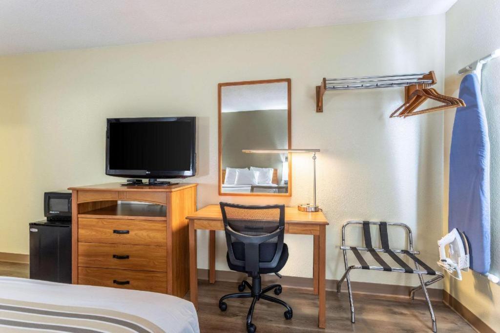 Econo Lodge Итака Екстериор снимка