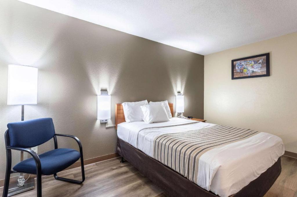 Econo Lodge Итака Екстериор снимка