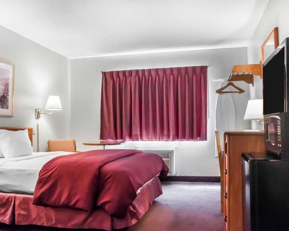 Econo Lodge Итака Екстериор снимка