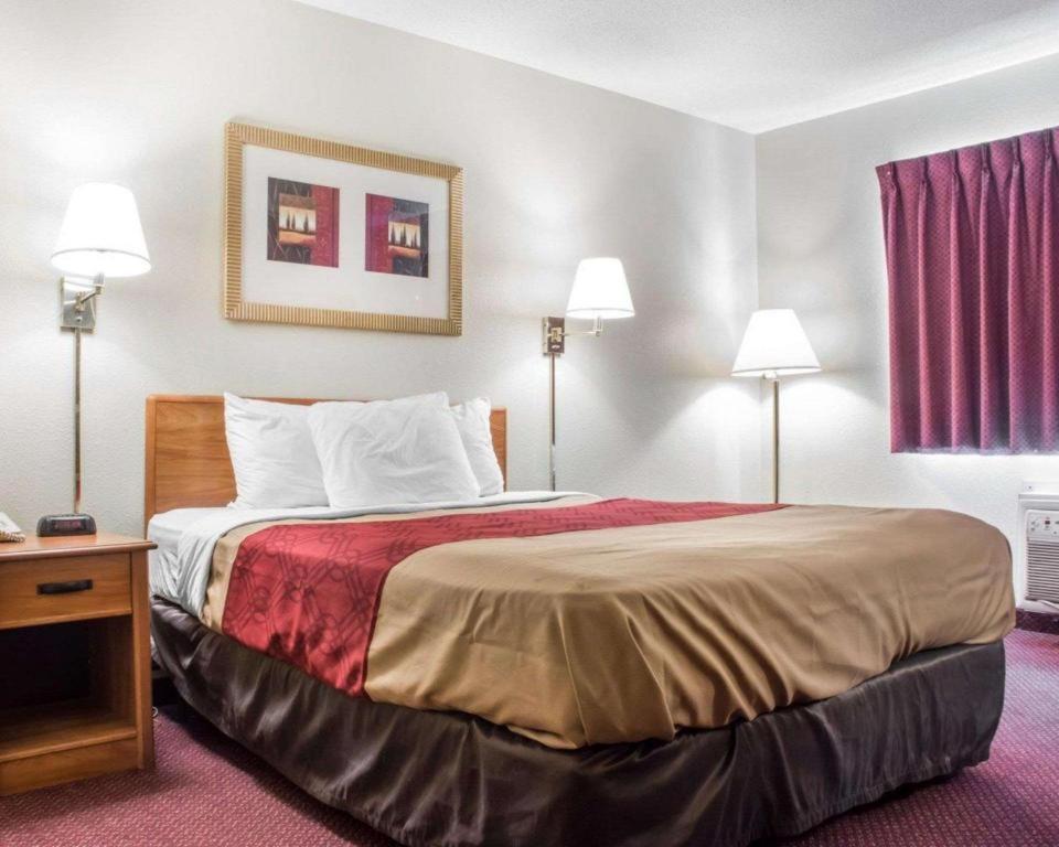 Econo Lodge Итака Екстериор снимка