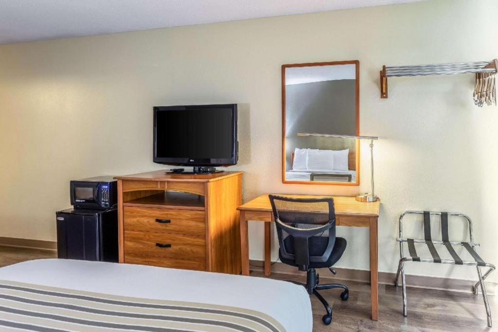 Econo Lodge Итака Екстериор снимка