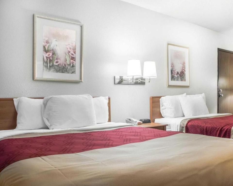 Econo Lodge Итака Екстериор снимка