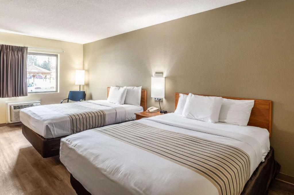 Econo Lodge Итака Екстериор снимка