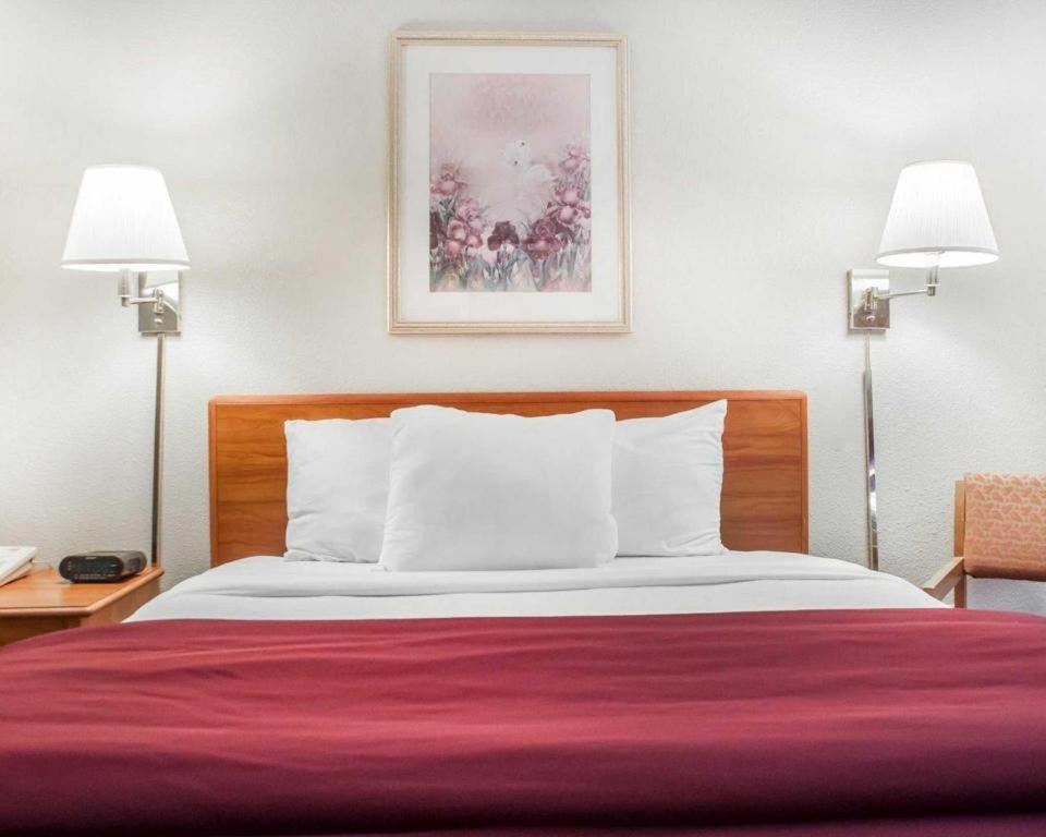 Econo Lodge Итака Екстериор снимка
