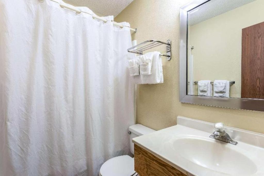 Econo Lodge Итака Екстериор снимка