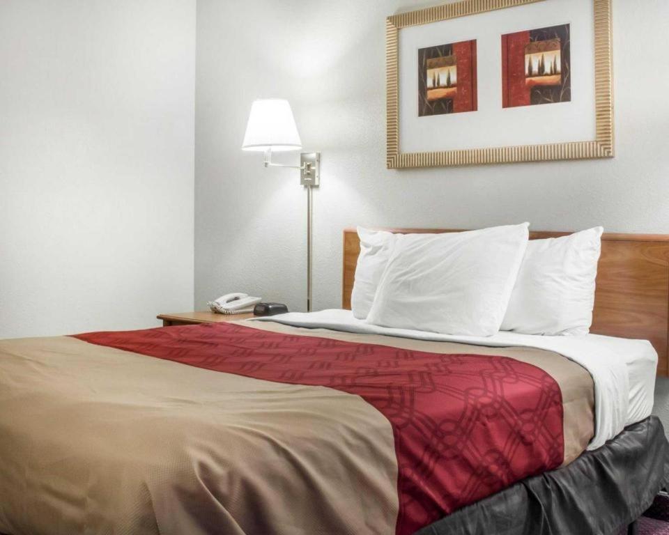 Econo Lodge Итака Екстериор снимка