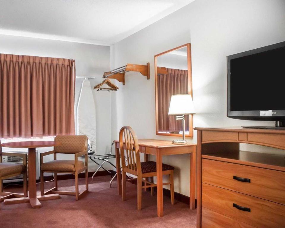 Econo Lodge Итака Екстериор снимка