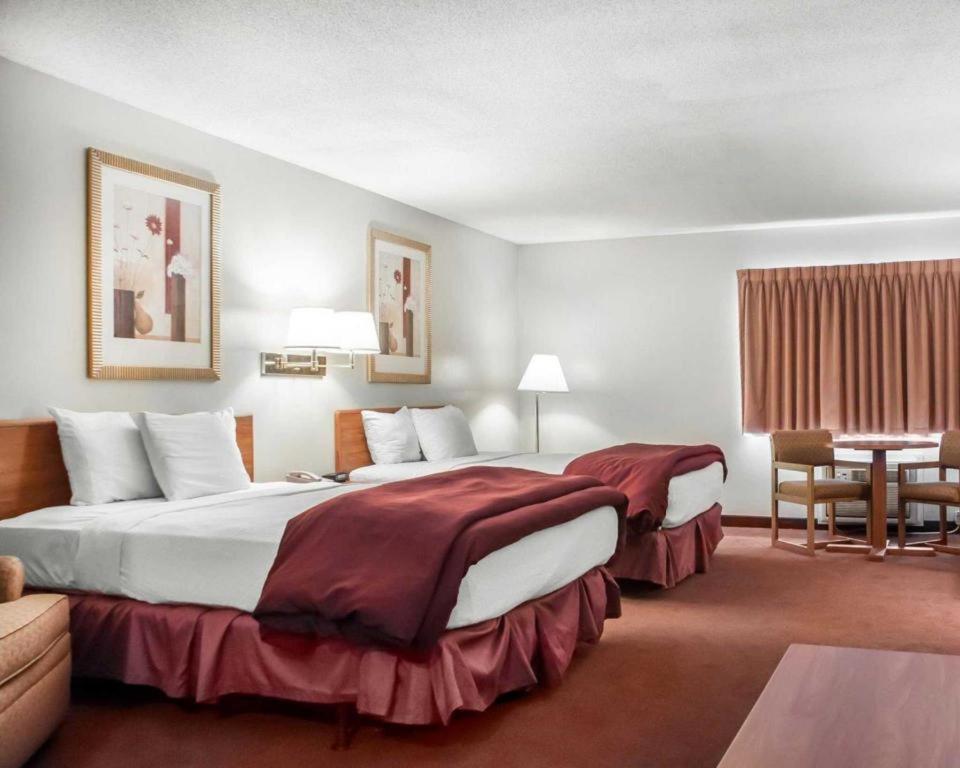 Econo Lodge Итака Екстериор снимка