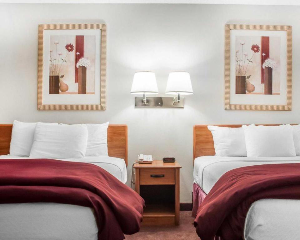 Econo Lodge Итака Екстериор снимка